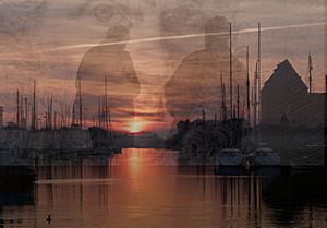 Zwei M&auml;nner bei der Betrachtung des Sonnenuntergangs