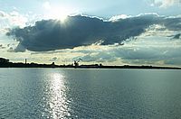 Dunkle Wolke über dem Hafen