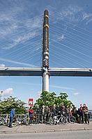 Pylone mit Gruppe
